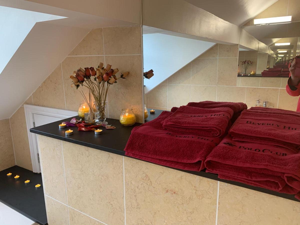 The Penthouse Bowness Luxury Loft Jacuzzi Bath & Complimentary Lakeview Spa Membership Exterior photo