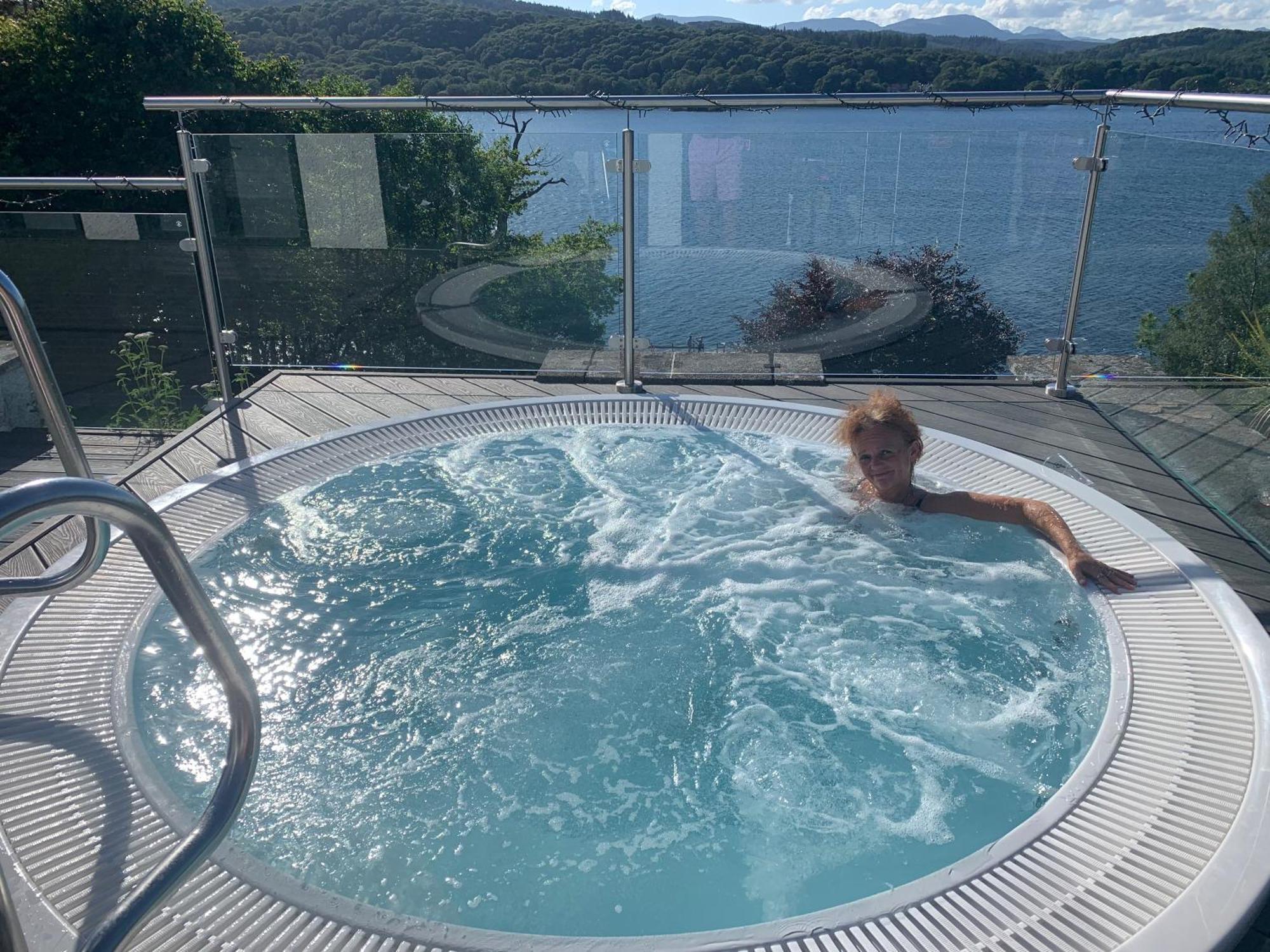The Penthouse Bowness Luxury Loft Jacuzzi Bath & Complimentary Lakeview Spa Membership Exterior photo